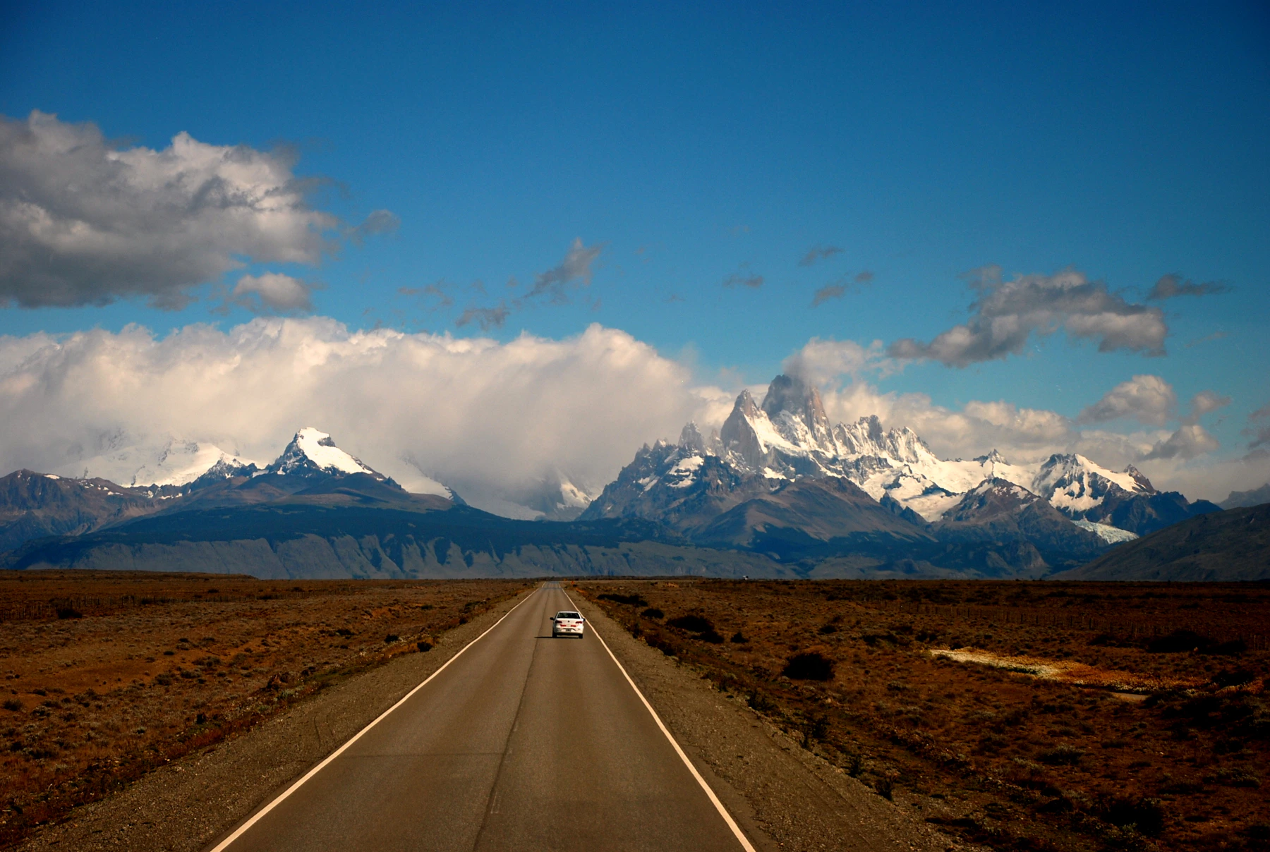 Una ruta en la Patagonia argentina hacia el Fitz Roy